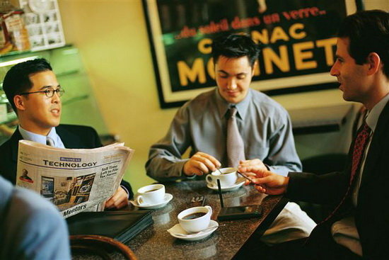 Nhóm khách hàng đến quán cà phê là những người của xã hội
