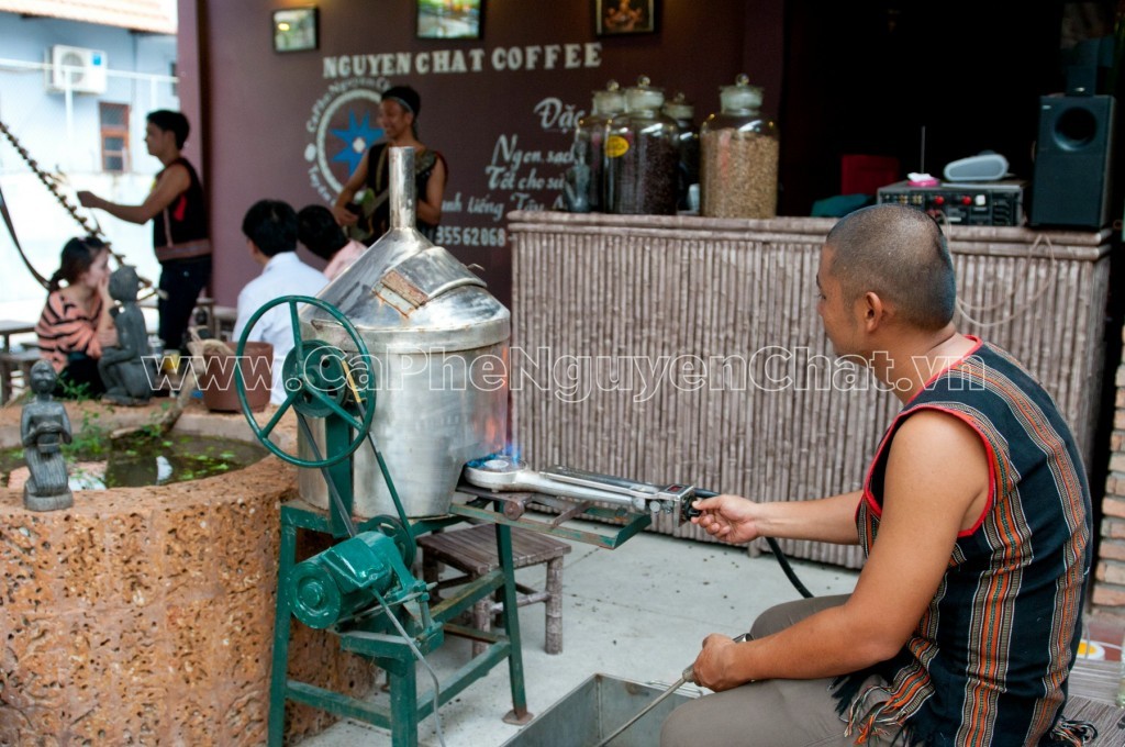 Rang xay tại quán nâng cao sự tin tưởng của khách về sản phẩm cafe sạch
