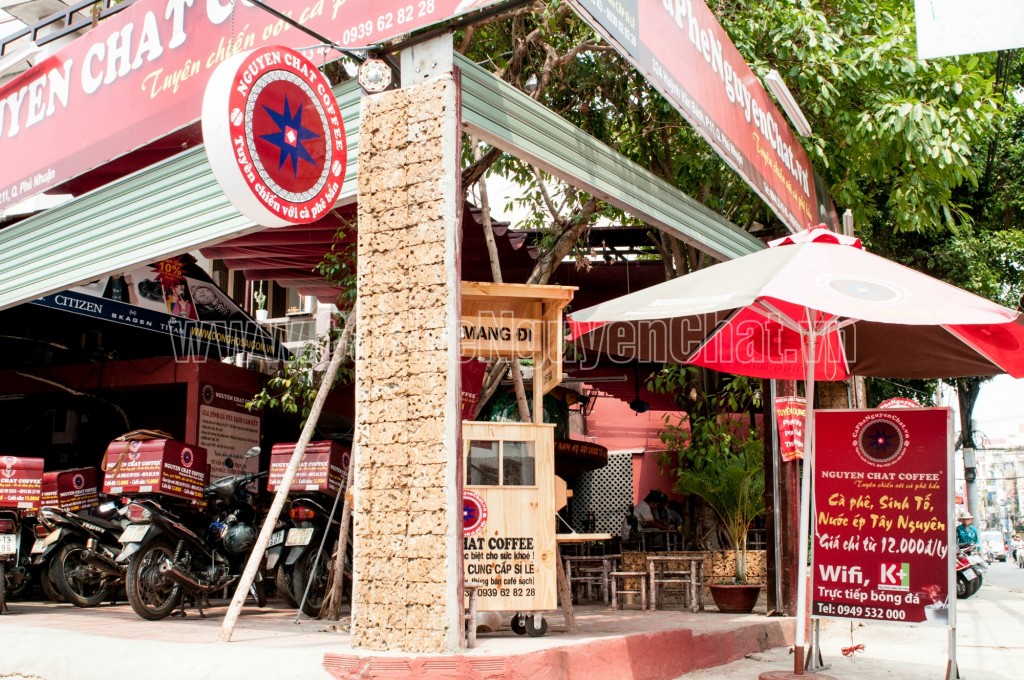 Bạn muốn mở một cửa hàng cà phê độc và lạ và muốn khách hàng chú ý đến quán cà phê của mình. Hãy để Nguyen Chat Coffee tư vấn thiết kế quán cà phê theo ý bạn nhưng vẫn đảm bảo hút khách.